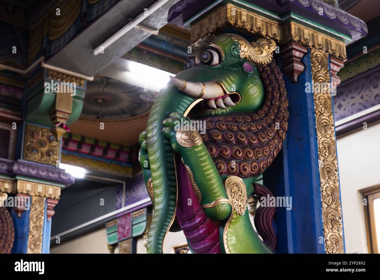 Arul Mihu Navasakthi Vinayagar Tempel im Inneren mit bunten religiösen Statuen, Victoria, Seychellen. Der Vinayagar-Tempel ist eine kleine Nachbildung der Hindu Stockfoto Arul Mihu Navasakthi Vinayagar Tempel im Inneren mit bunten religiösen Statuen, Victoria, Seychellen. Der Vinayagar-Tempel ist eine kleine Nachbildung der Hindu Stockfoto