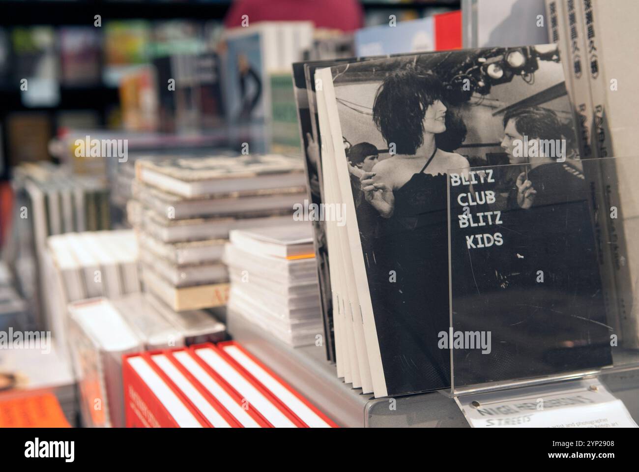 Fotobücher und Fotozines im Tate Modern Buchladen. Blitz Club Blitz Kids London, England 2017 2010er Jahre, UK HOMER SYKES Stockfoto
