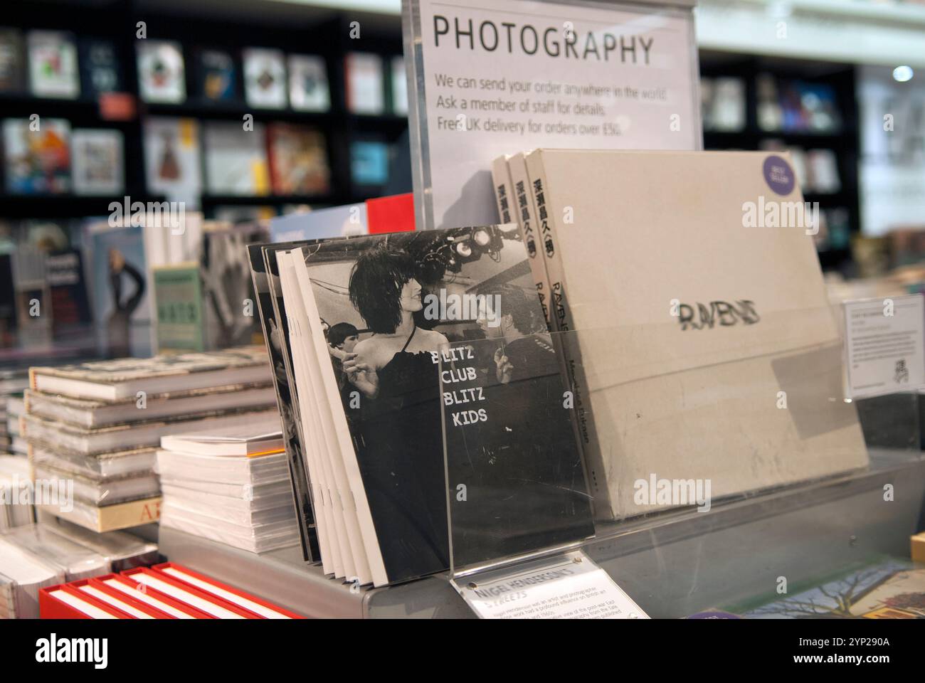Fotobücher und Fotozines im Tate Modern Buchladen. Blitz Club Blitz Kids London, England 2017 2010er Jahre, UK HOMER SYKES Stockfoto