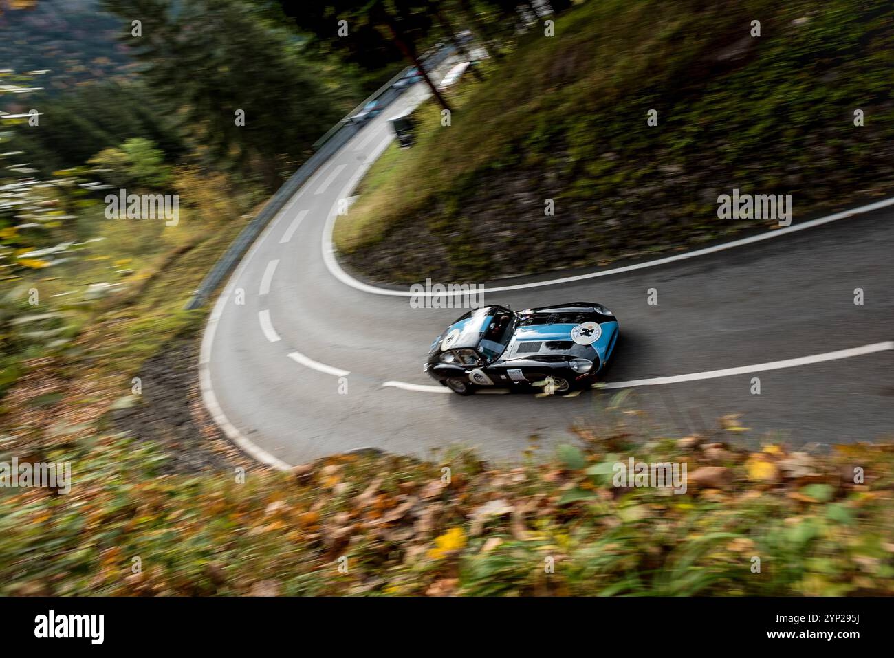 Klassischer Jaguar E-Type beim Classic Car Race, Jochpass Oldtimer Memorial, Deutschland Stockfoto