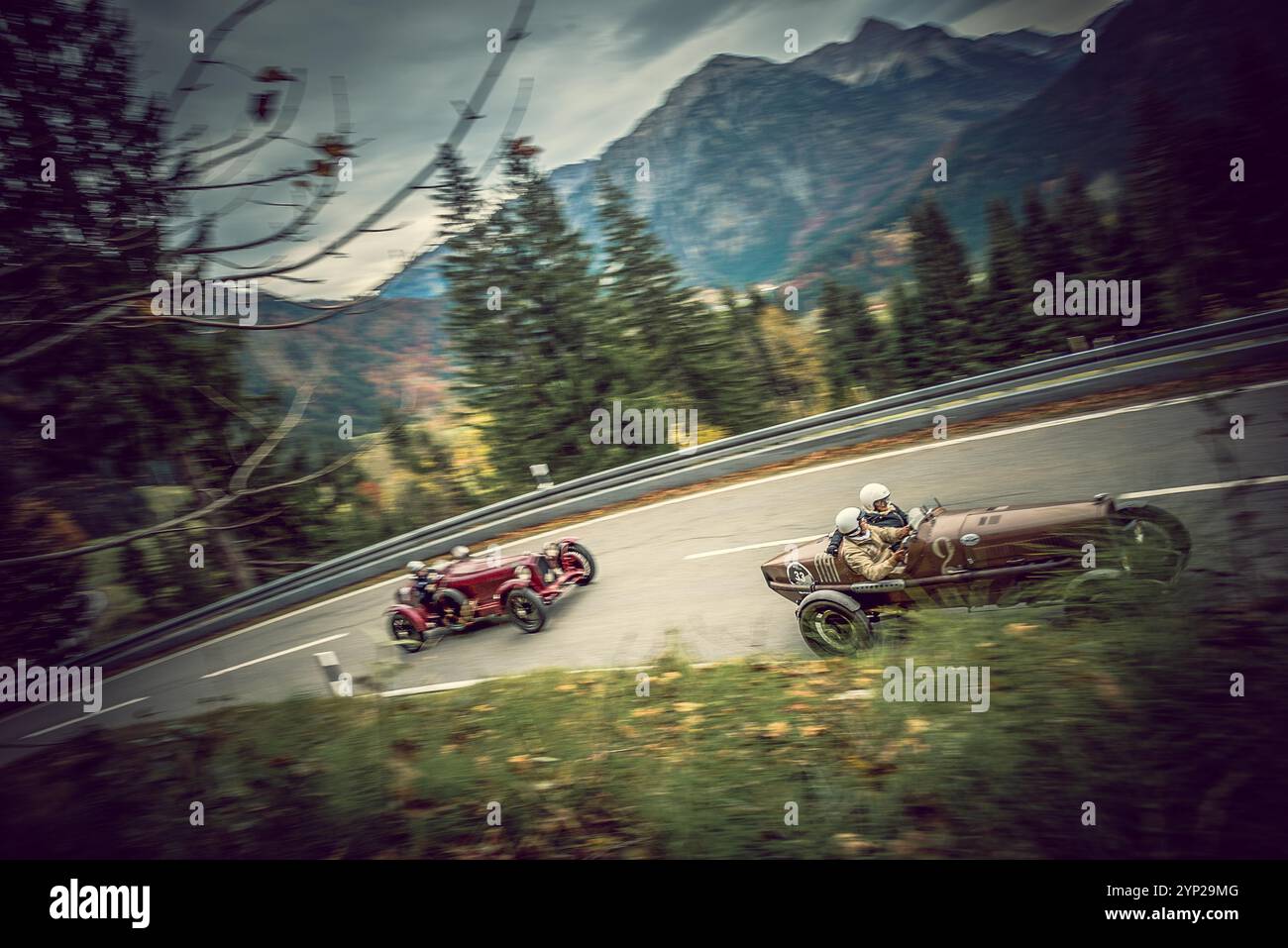 Zwei Vorkriegs-Klassiker beim Classic Car Race, Jochpass Oldtimer Memorial, Deutschland Stockfoto