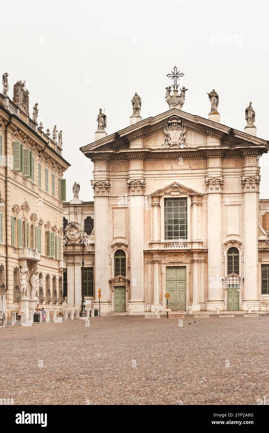 Mittelalterliche Barockfassade der Kathedrale St. Peter Apostel auf der Piazza Sordello in Mantua, der Region Lombardei, Italien Stockfoto