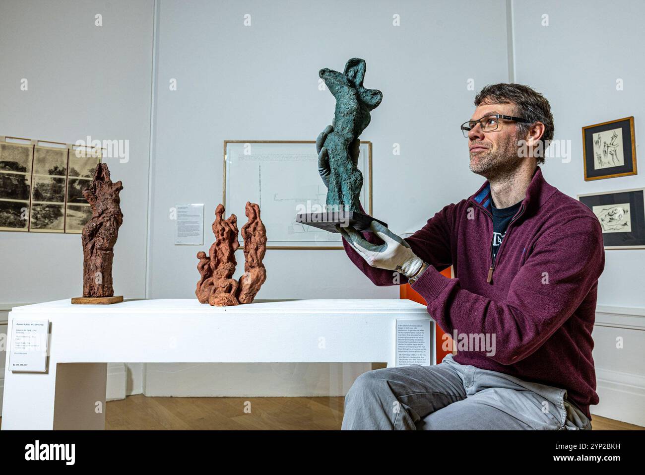 Stadt Edinburgh, Großbritannien. 28. November 2024 im Bild: Sammlungen Kurator der Royal Scottish Academy, Sandy Wood, hält die Skulptur Benno Schotz, Figurenstudie (1914). Die Royal Scottish Academy präsentiert Benno Schotz and A Scots Miscellany, eine Ausstellung, die von dem umfangreichen Ateliergeschenk inspiriert wurde, das die Familie des Bildhauers Benno Schotz RSA (1891–1984) der Akademie hinterlassen hat. Es hebt internationale Künstler und Akademiker hervor, die sich entschieden haben, Schottland zu ihrer Heimat zu machen. Quelle: Rich Dyson/Alamy Live News Stockfoto