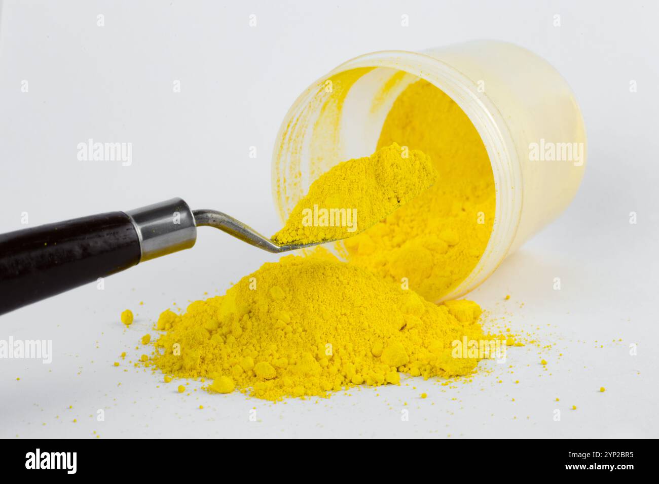 Cadmiumgelbes mittleres Pigment auf weißem Hintergrund Stockfoto