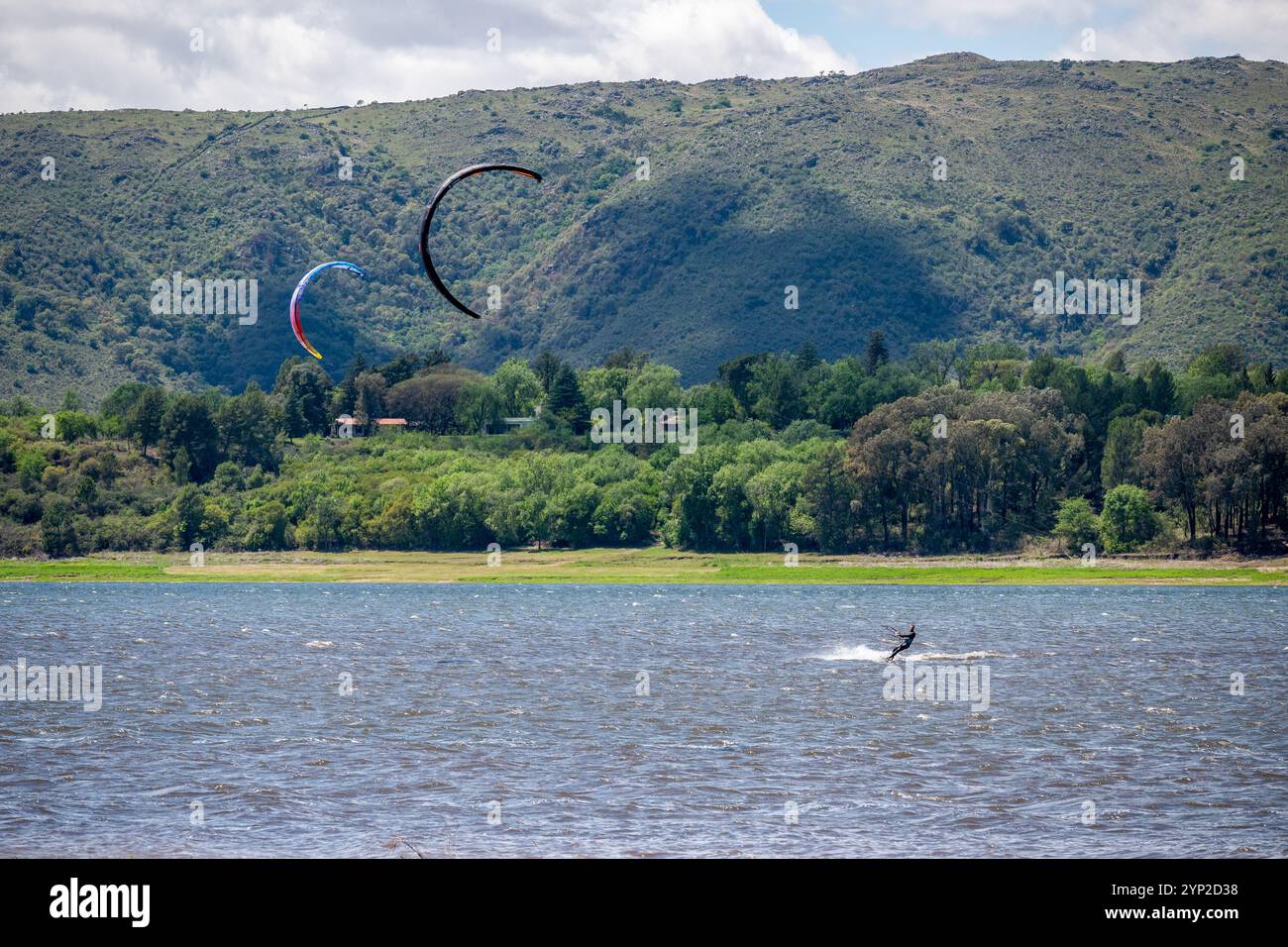 Kitesurfen Kiteboarding Action Fotos Mann unter den Wellen geht schnell Stockfoto