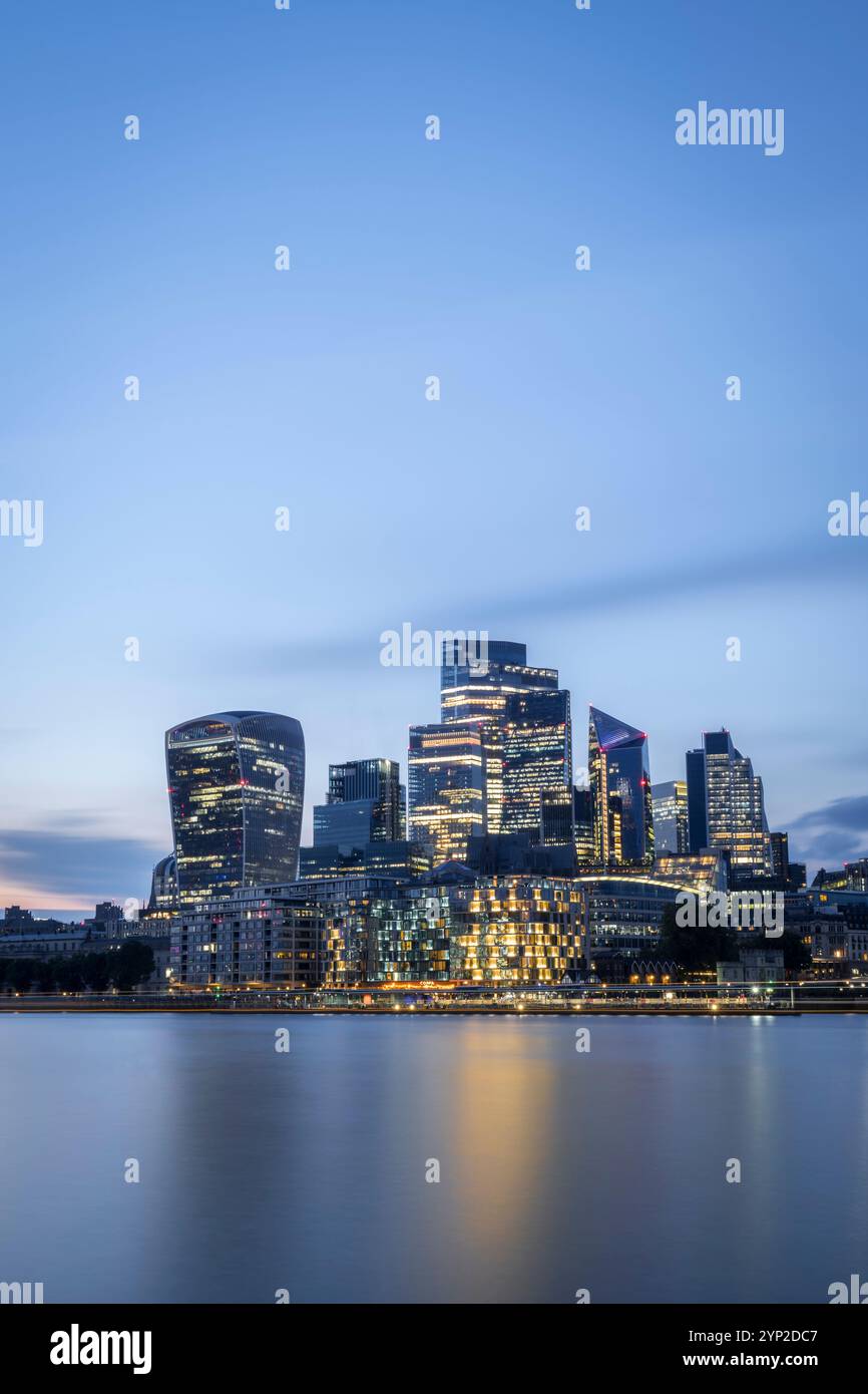 Wenn die Sonne über der Stadt London untergeht, erwacht das Stadtbild mit den leuchtenden Lichtern der Wolkenkratzer zum Leben. Stockfoto