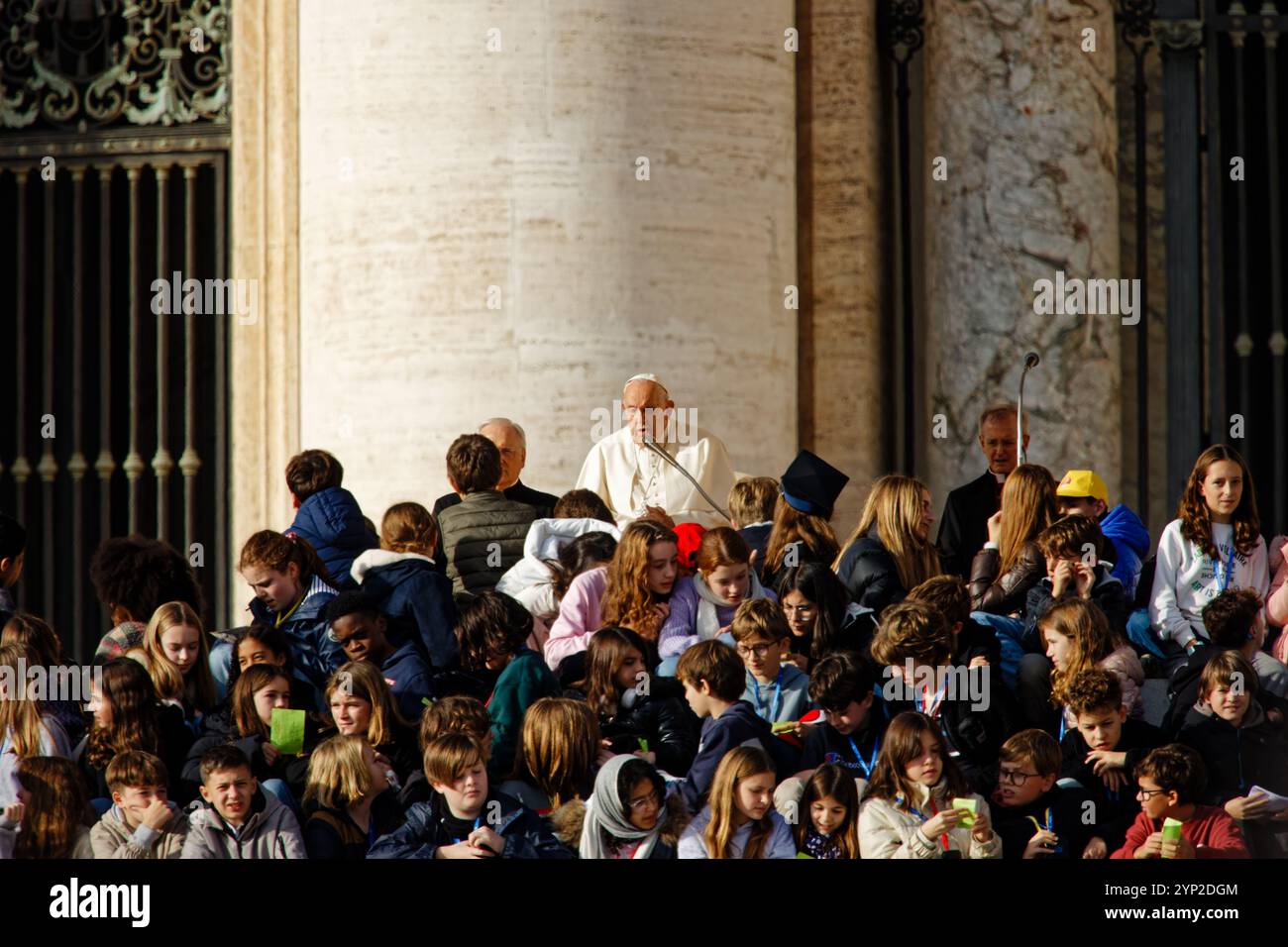 Papst Franziskus segnete Gläubige bei einer öffentlichen Veranstaltung im Petersdom, umgeben von Kindern und Klerus, die den Glauben und die Hoffnung symbolisieren Stockfoto