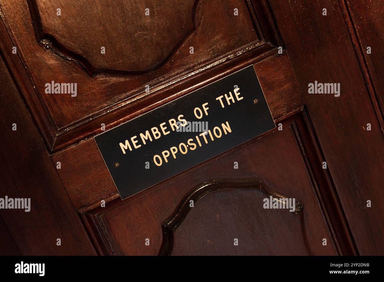 Das Schild der Opposition an der alten Holztür im Großmeisterpalast, in dem früher das Repräsentantenhaus in Valletta, Malta, untergebracht war Stockfoto