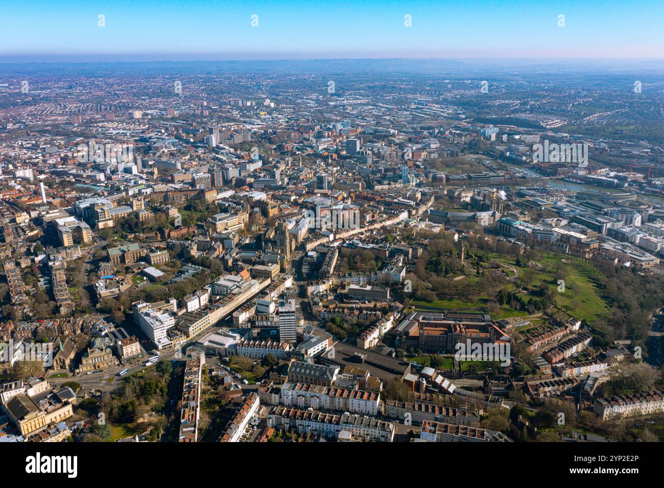 Ein malerischer Blick aus der Luft auf Bristol mit seiner historischen Architektur, üppigen grünen Parks und der belebten Stadtlandschaft unter einem klaren blauen Himmel Stockfoto