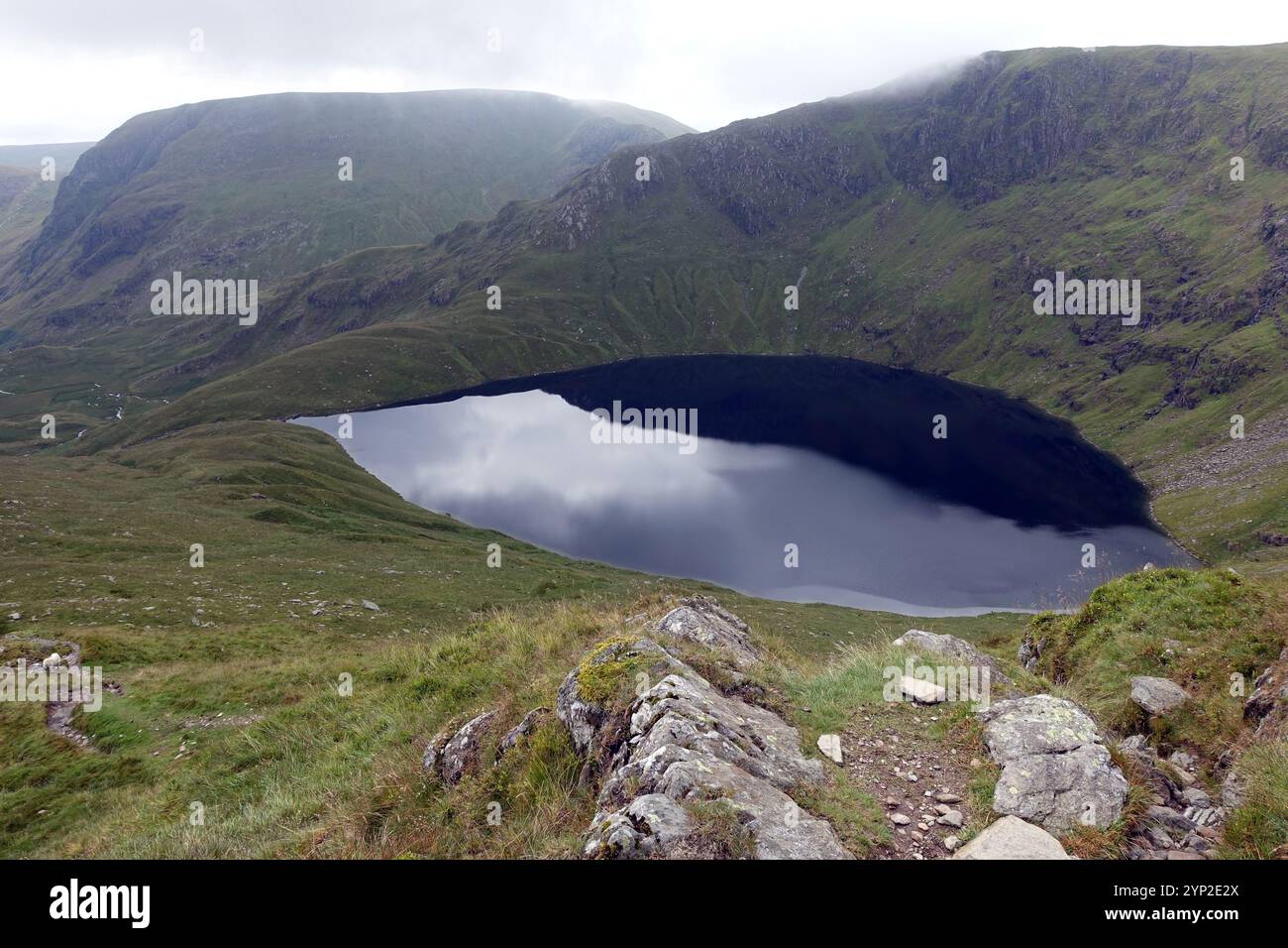 Blea Water Lake von der „Rough Crag“ Ridge bis zur „High Street“ Range of Hills von Mardale im Lake District National Park, Cumbria, England, Großbritannien Stockfoto