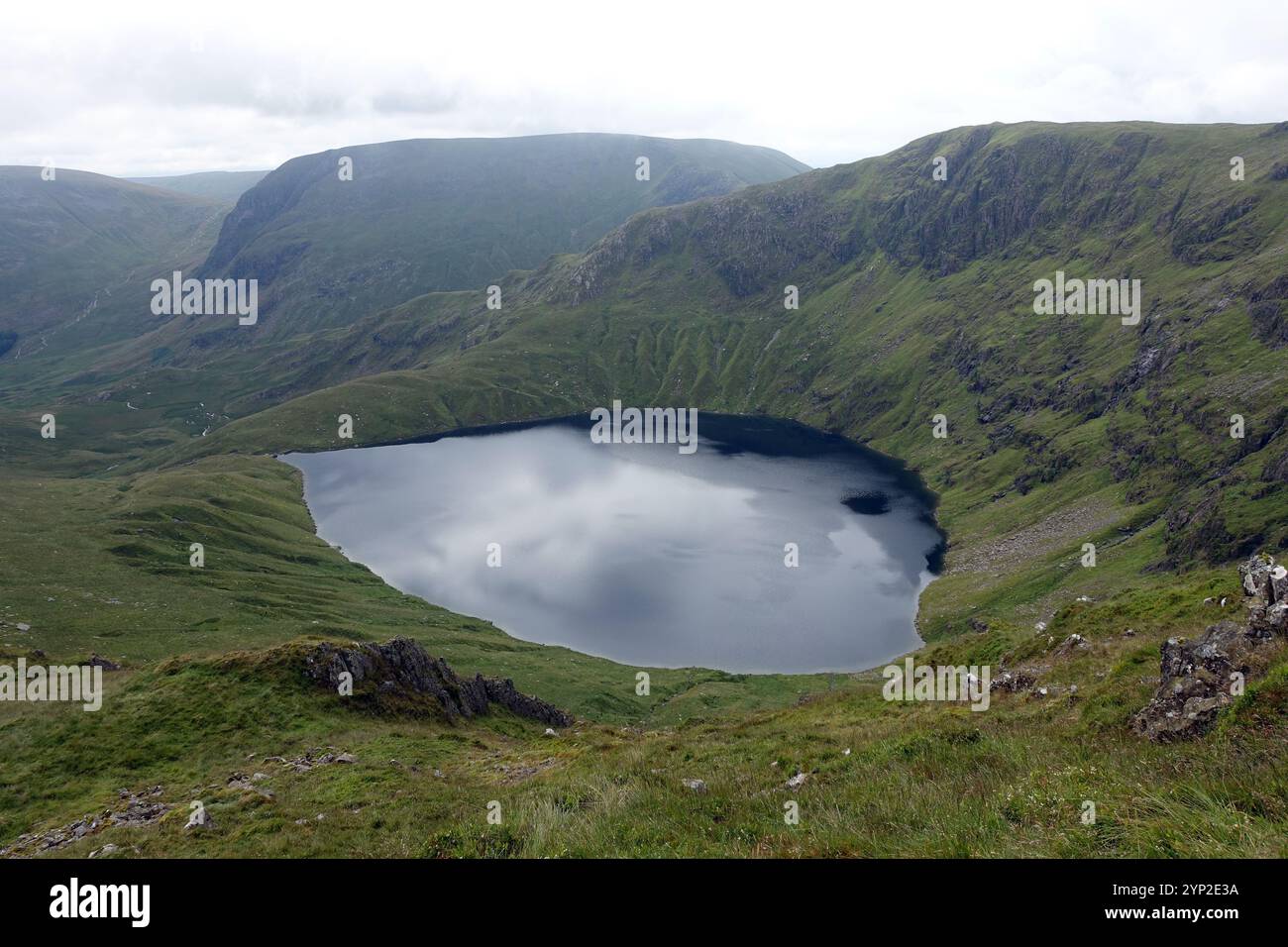 Blea Water Lake von der „Rough Crag“ Ridge bis zur „High Street“ Range of Hills von Mardale im Lake District National Park, Cumbria, England, Großbritannien Stockfoto