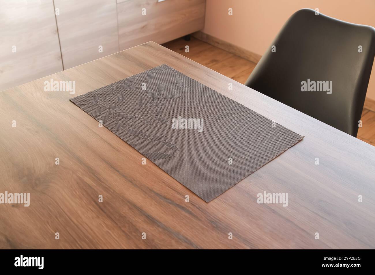 Mock Up Braune Tischsets zum Essen Holztisch schmutzabweisend waschbar PVC Küchentischmatten Vinyl abwischbar Tischset, einfach zu reinigen Stockfoto