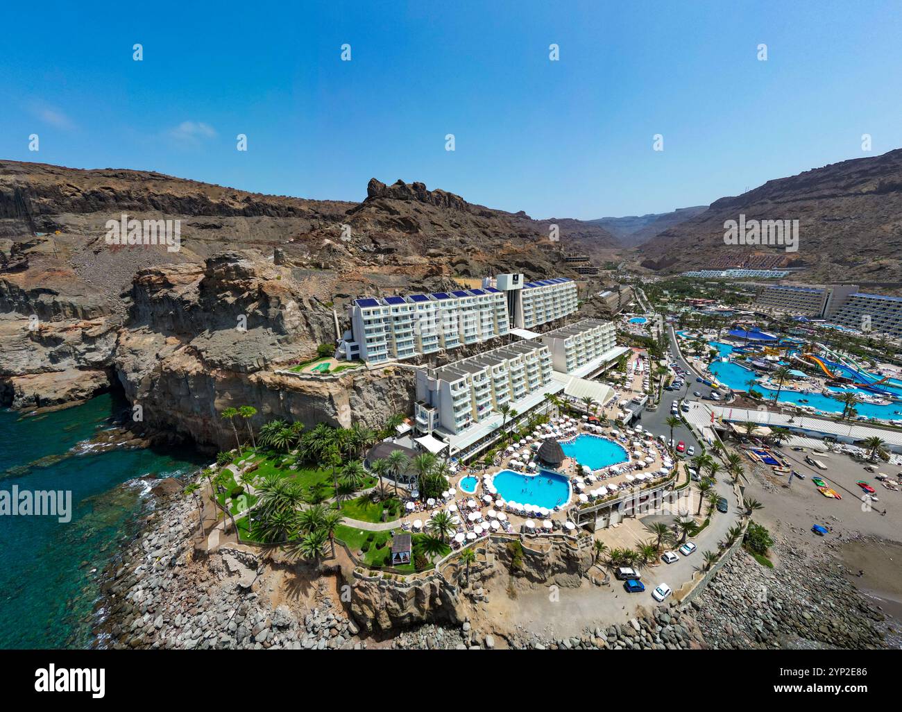 Ein atemberaubender Blick aus der Luft auf ein luxuriöses Hotel in Gran Canaria, Spanien, mit Blick auf den Atlantik. Das Bild zeigt kristallklares Türkis Stockfoto