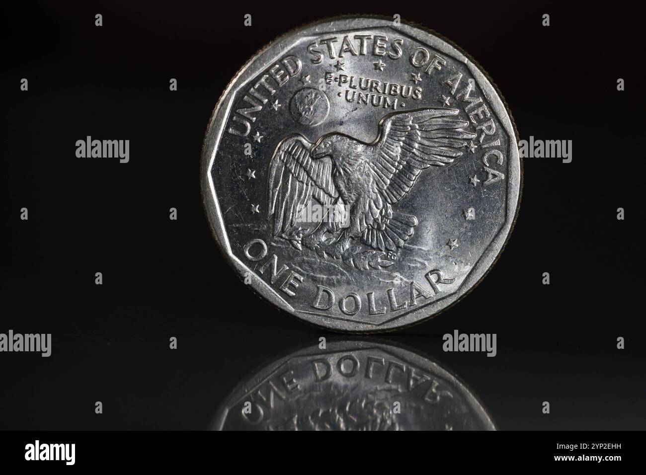 Eine stehende 1 Dollar Münze. Hartgeld am 28.11.2024 in Siegen/Deutschland. *** Eine stehende 1-Dollar-Münze Hard Money Münze am 28 11 2024 in Siegen Deutschland Stockfoto