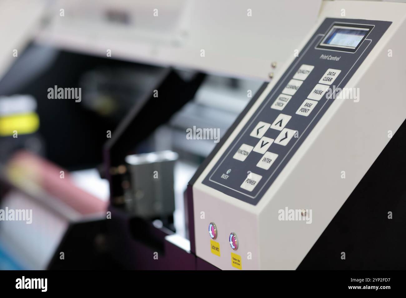 Bedienfeld des Breitformat-Tintenstrahldruckers von Rolle zu Rolle. Selektiver Fokus. Stockfoto