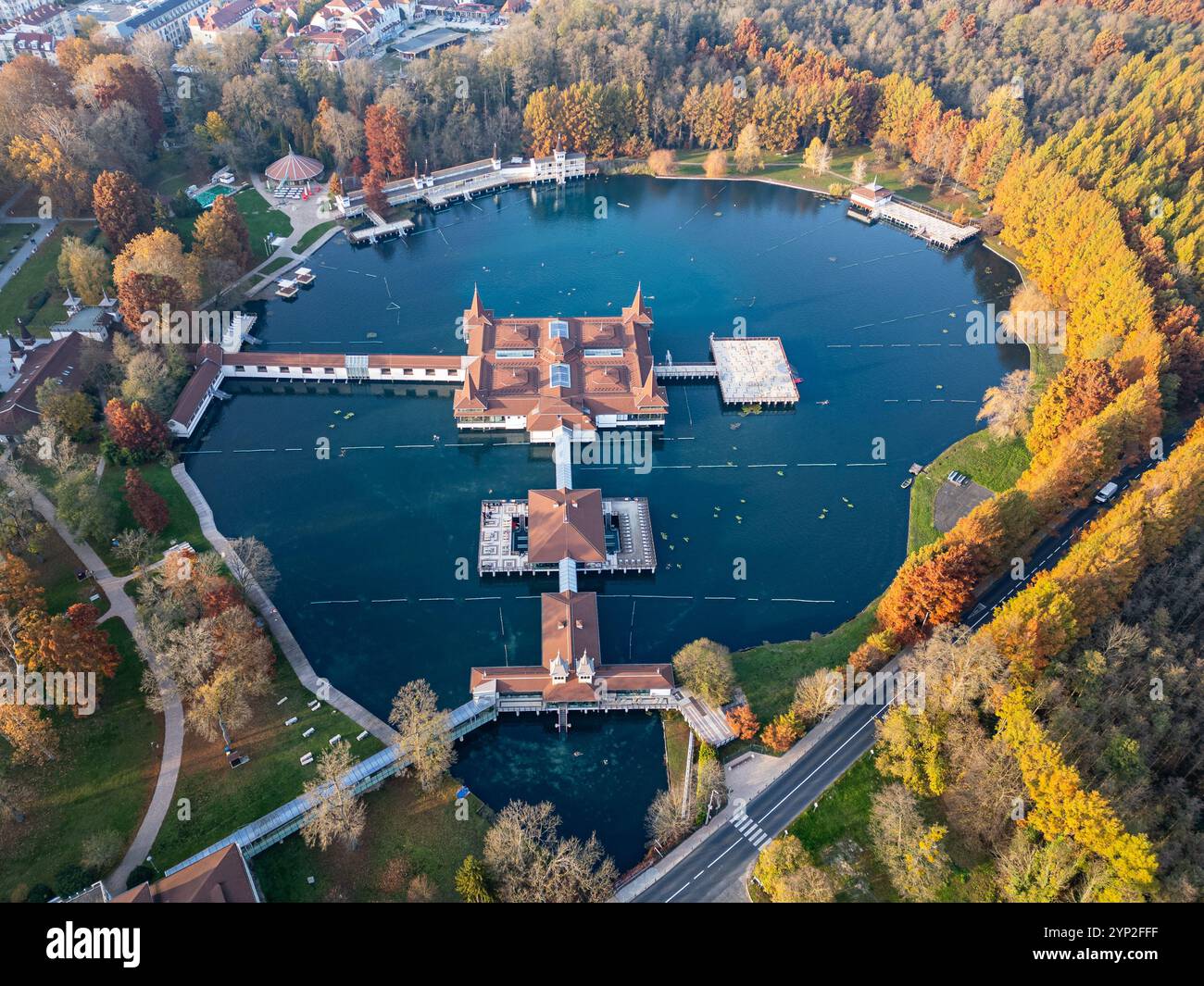 Luftaufnahme des Hevizsees, Thermalsee in Ungarn Stockfoto