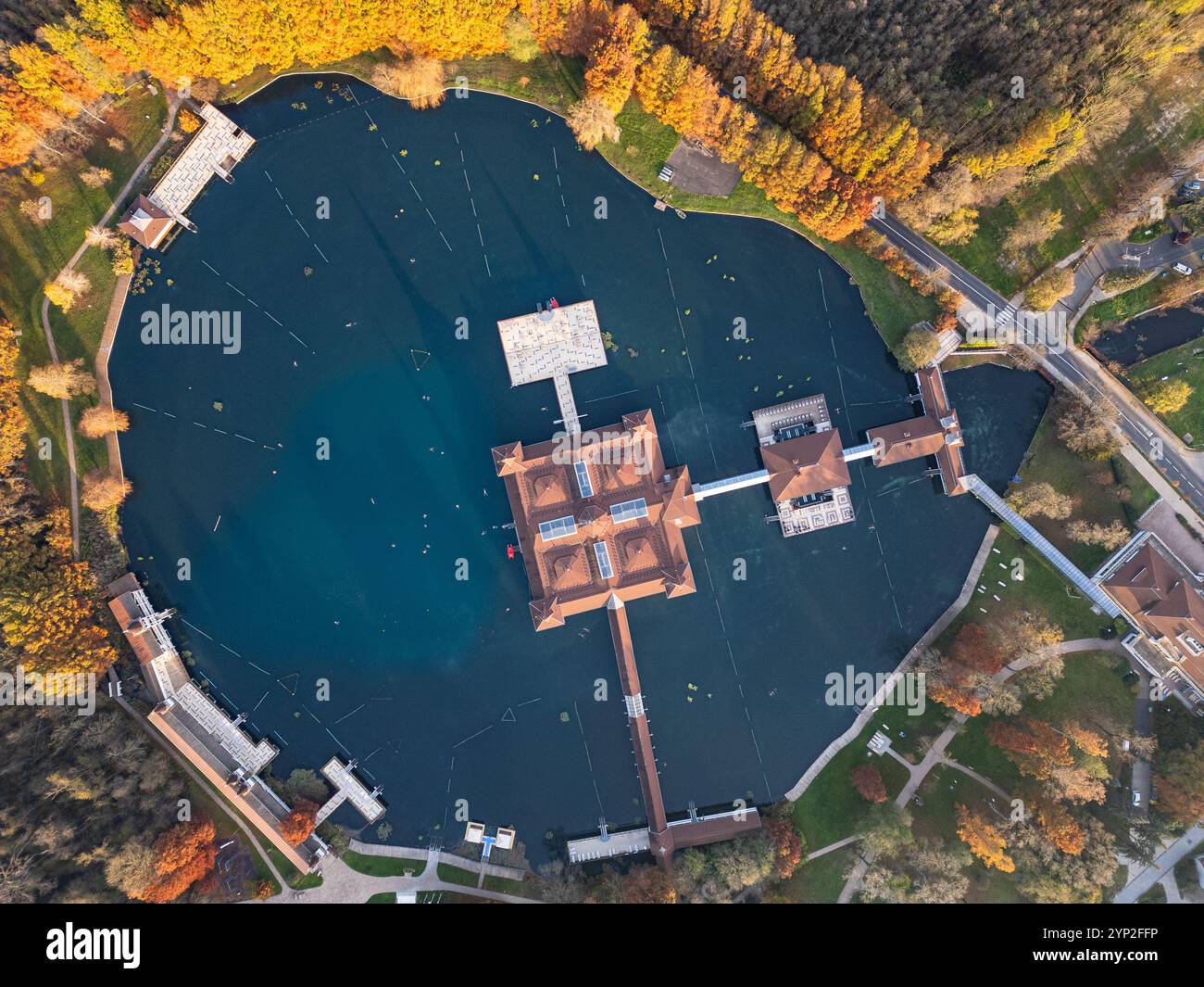 Luftaufnahme des Hevizsees, Thermalsee in Ungarn Stockfoto
