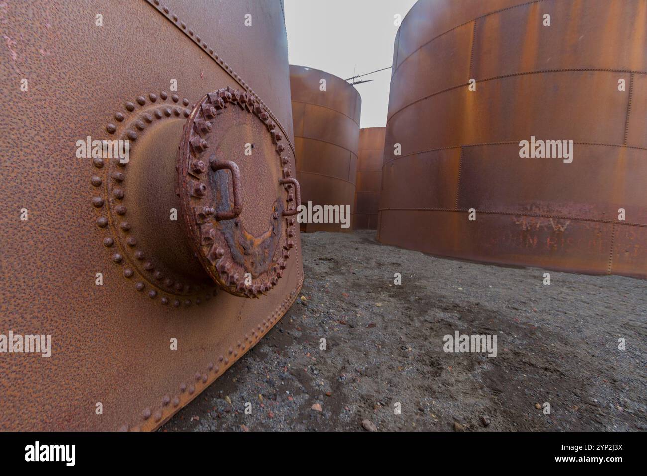 Blick auf die verlassene Walverarbeitungsstation in Whalers Bay auf Deception Island, South Shetland Islands, Antarktis und Polarregionen Stockfoto