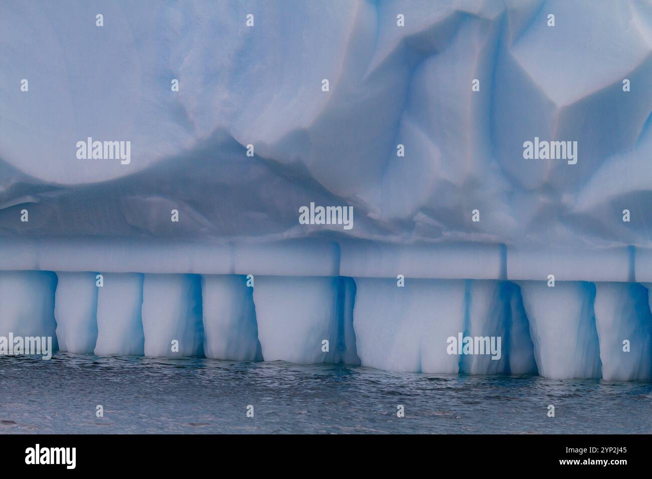 Eisbergsdetails in und um die Antarktische Halbinsel während der Sommermonate, Südpolarregion, Polarregionen Stockfoto