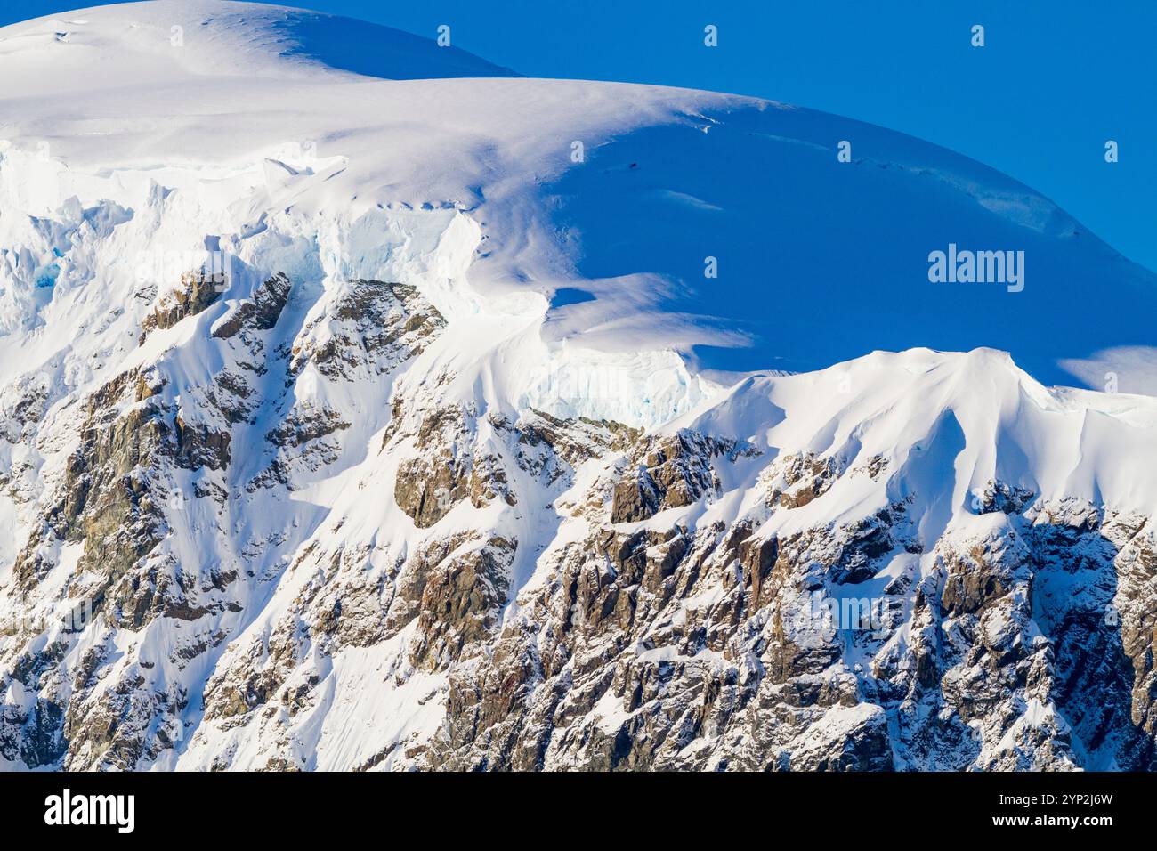 Blick auf schneebedeckte Berge im Neko Harbor in Andvord Bay, Antarktis, Polarregionen Stockfoto