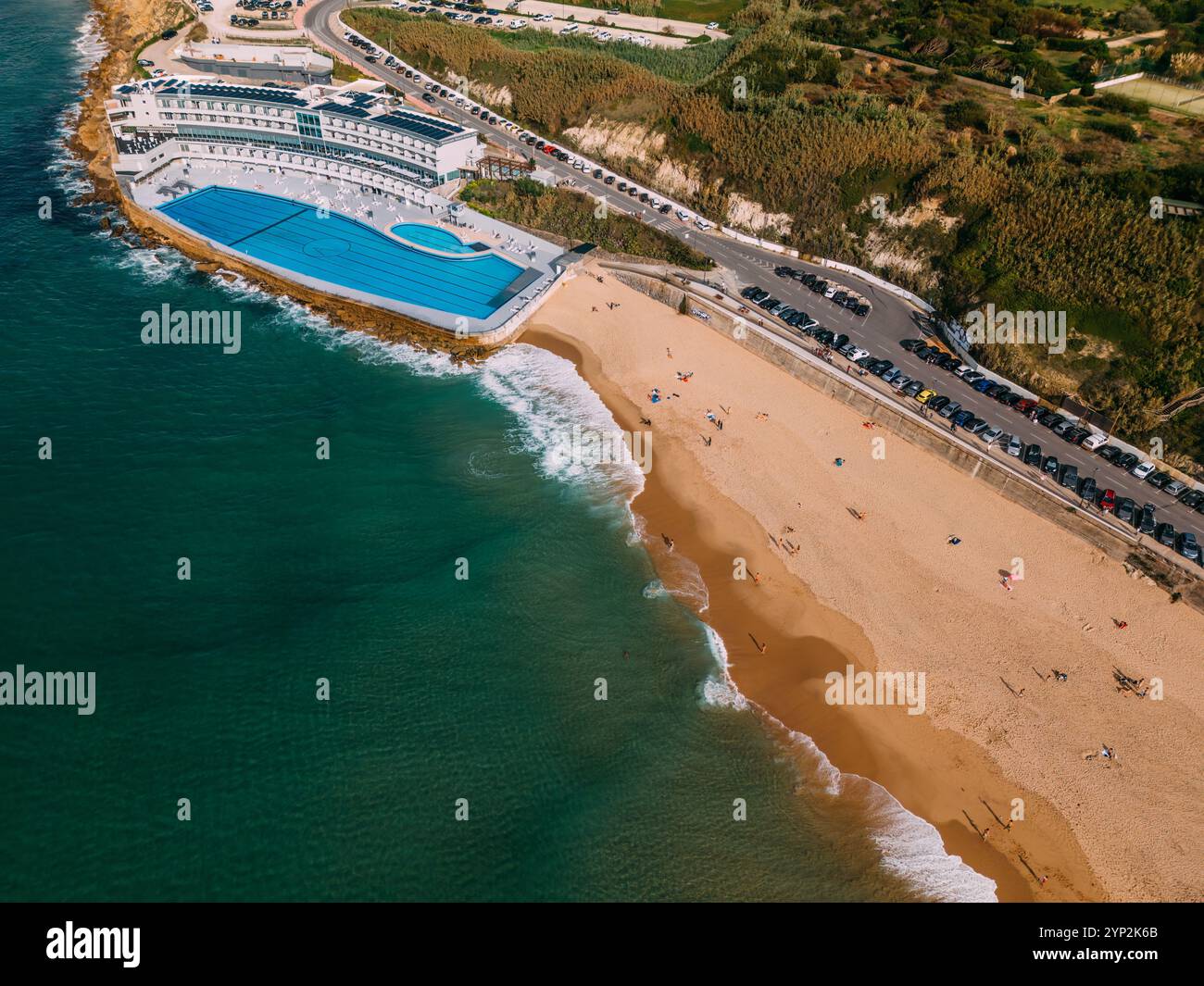 Praia Grande, der größte Strand an der Sintra-Küste, weißer Sand und beliebt bei Surfern, mit dem Meerwasserpool des Arribas Hotel Stockfoto