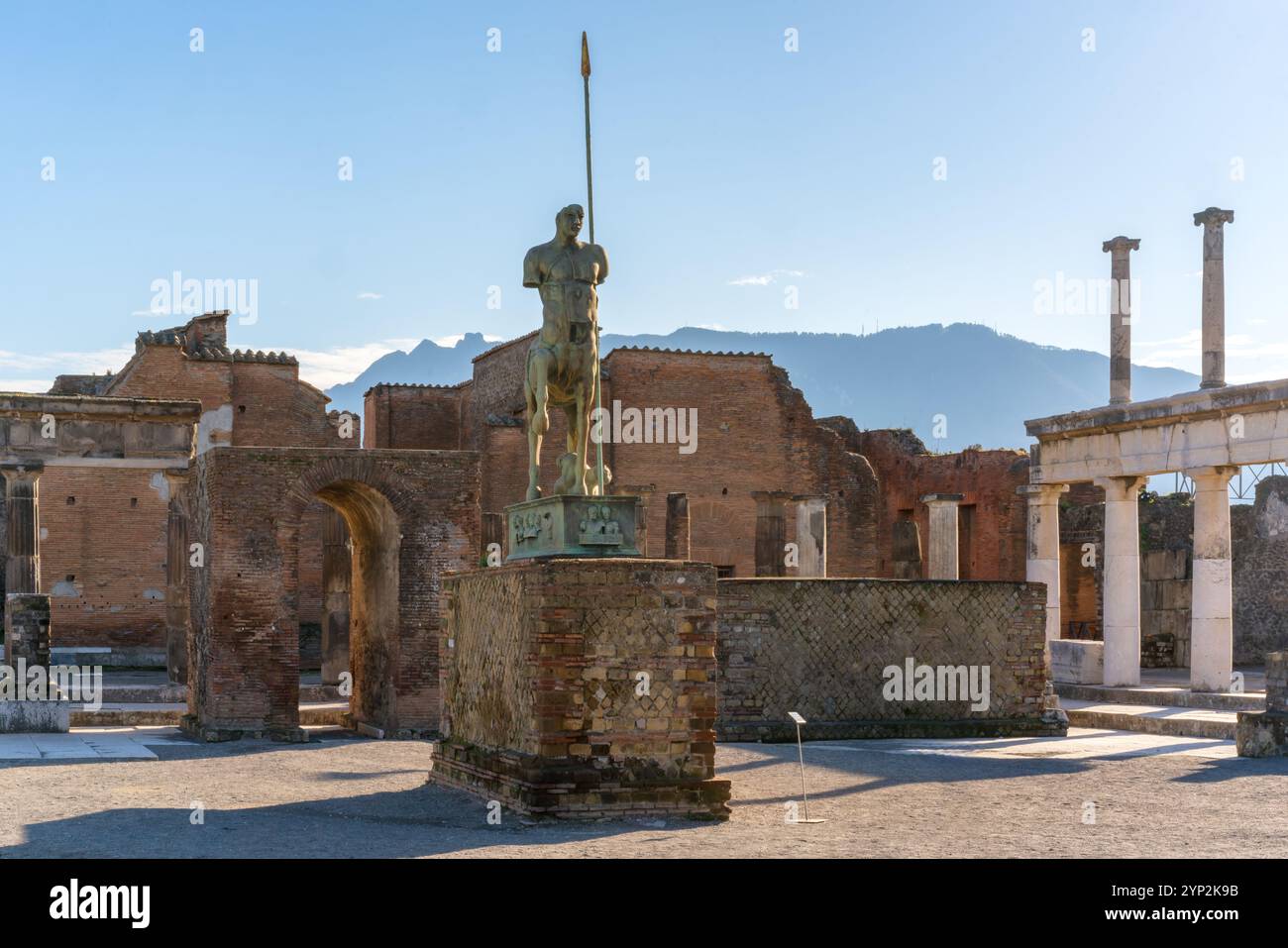 Centaur-Statue in Pompeji, archäologische Stätte der antiken Stadt, die durch den Vulkanausbruch des Vesuvs zerstört wurde, in der Nähe von Neapel, Kampanien, Italien Stockfoto