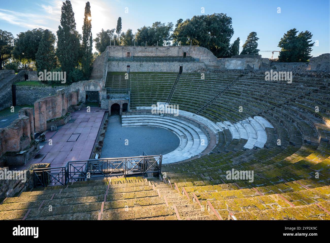 Großes Theater von Pompeji, archäologische Stätte der antiken Stadt, die durch den Vulkanausbruch des Vesuvs zerstört wurde, in der Nähe von Neapel, Kampanien, Italien Stockfoto