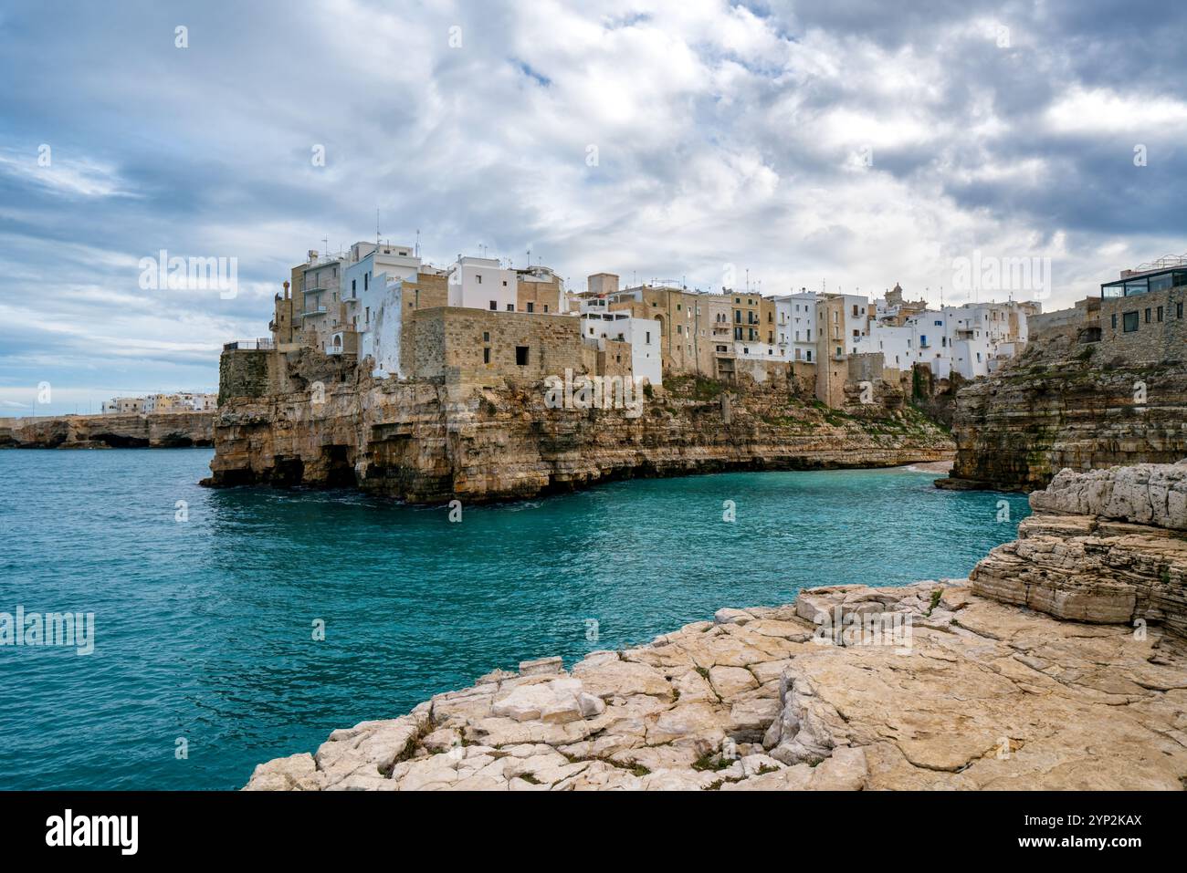 Polignano a Mare historische Küstenstadt mit traditionellen Häusern an der Adria mit türkisfarbenem Wasser, Polignano a Mare, Apulien, Italien Stockfoto