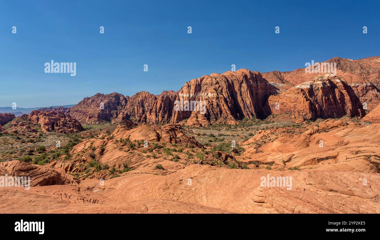 Die Red Mountains, die sich hinter den versteinerten Sanddünen im Snow Canyon State Park im Süden Utahs erheben Stockfoto