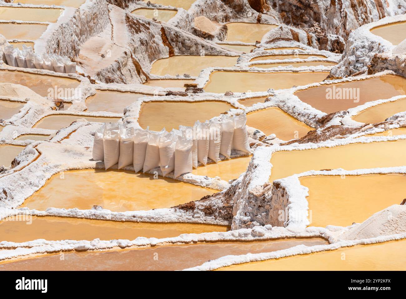 Salzsäcke in den Salinen von Maras, Salinas de Maras, Cuzco Region, Peru, Südamerika Stockfoto