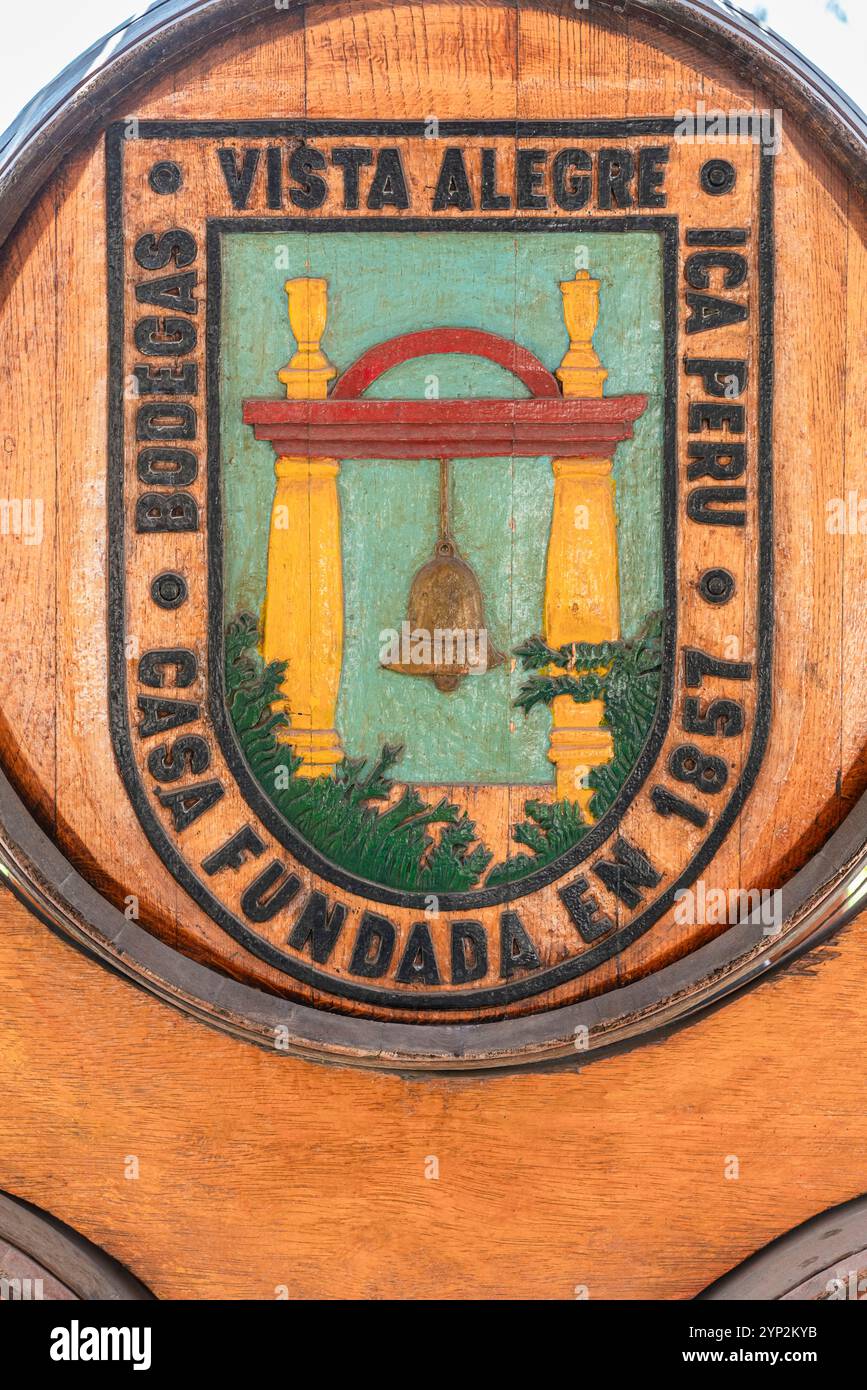 Detail des Logos auf dem Fass, Vista Alegre Winery, Ica, Peru, Südamerika Stockfoto