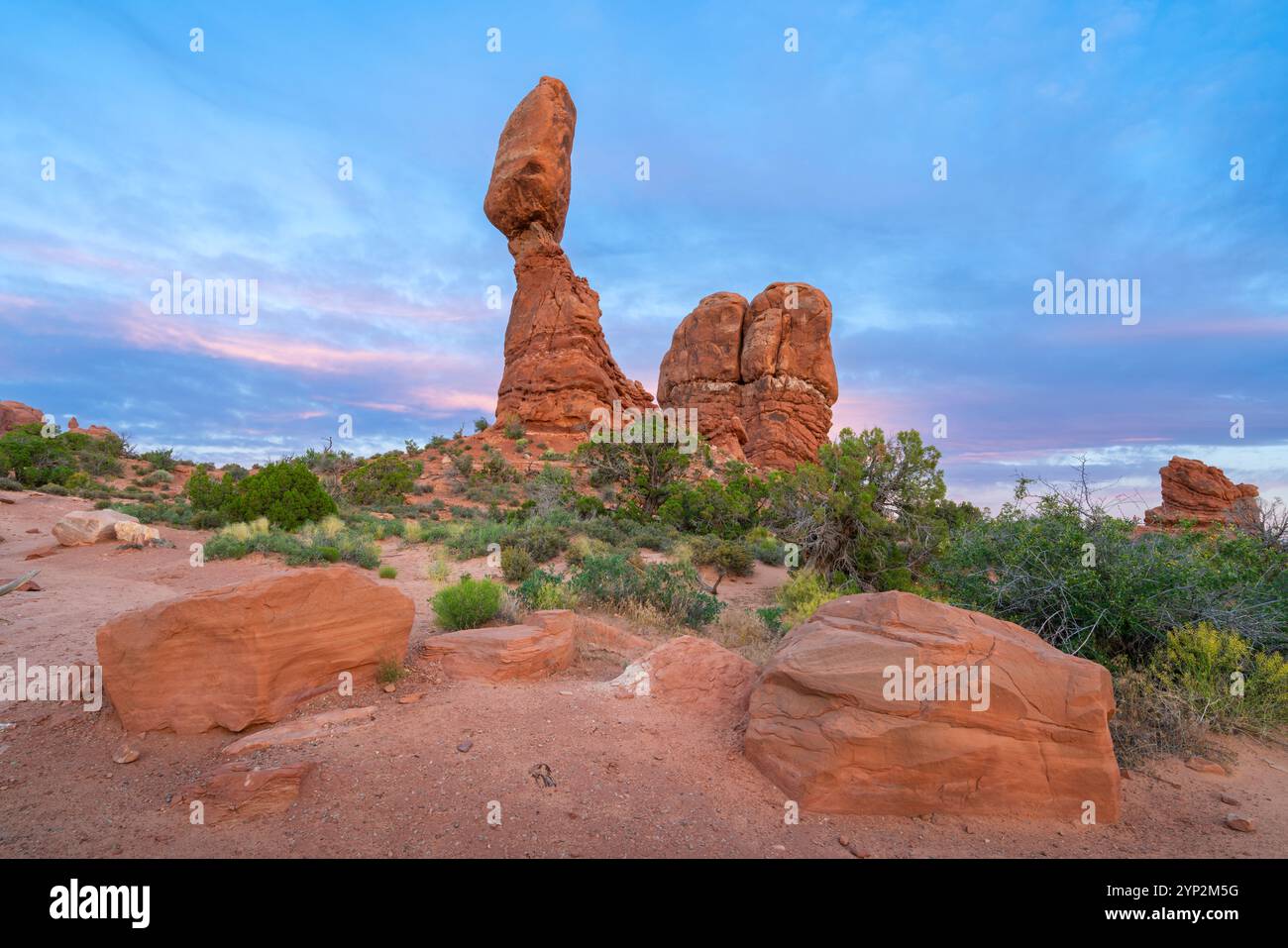 Balanced Rock Rock Formation at Sunset, Arches National Park, Utah, Vereinigte Staaten von Amerika, Nordamerika Stockfoto