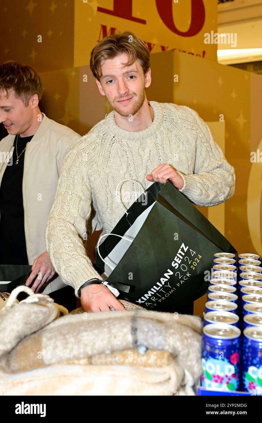 Timur Bartels bei der 4. Charity Promi Pack 2024 Aktion von Maximilian Seitz in der Mall von Berlin. Berlin, 27.11.2024 *** Timur Bartels bei der 4 Charity Promi Pack 2024 Kampagne von Maximilian Seitz in der Berliner Mall, 27 11 2024 Foto:XM.xWehnertx/xFuturexImagex promi Pack 4182 Stockfoto