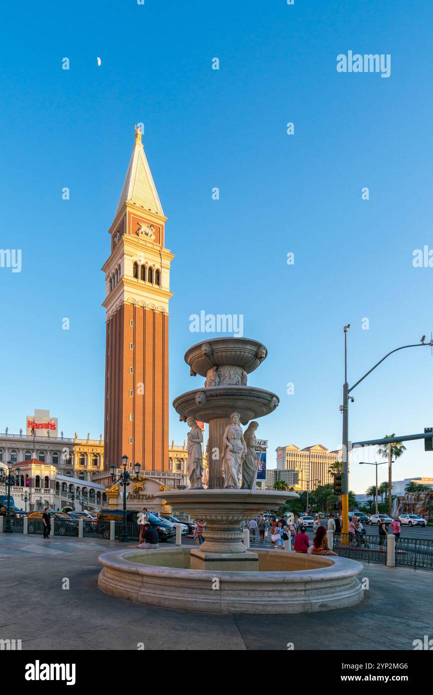 Wasserbrunnen und Turm im Venetian Las Vegas Hotel bei Sonnenuntergang, Las Vegas Strip, Paradise, Las Vegas Boulevard, Las Vegas, Nevada Stockfoto