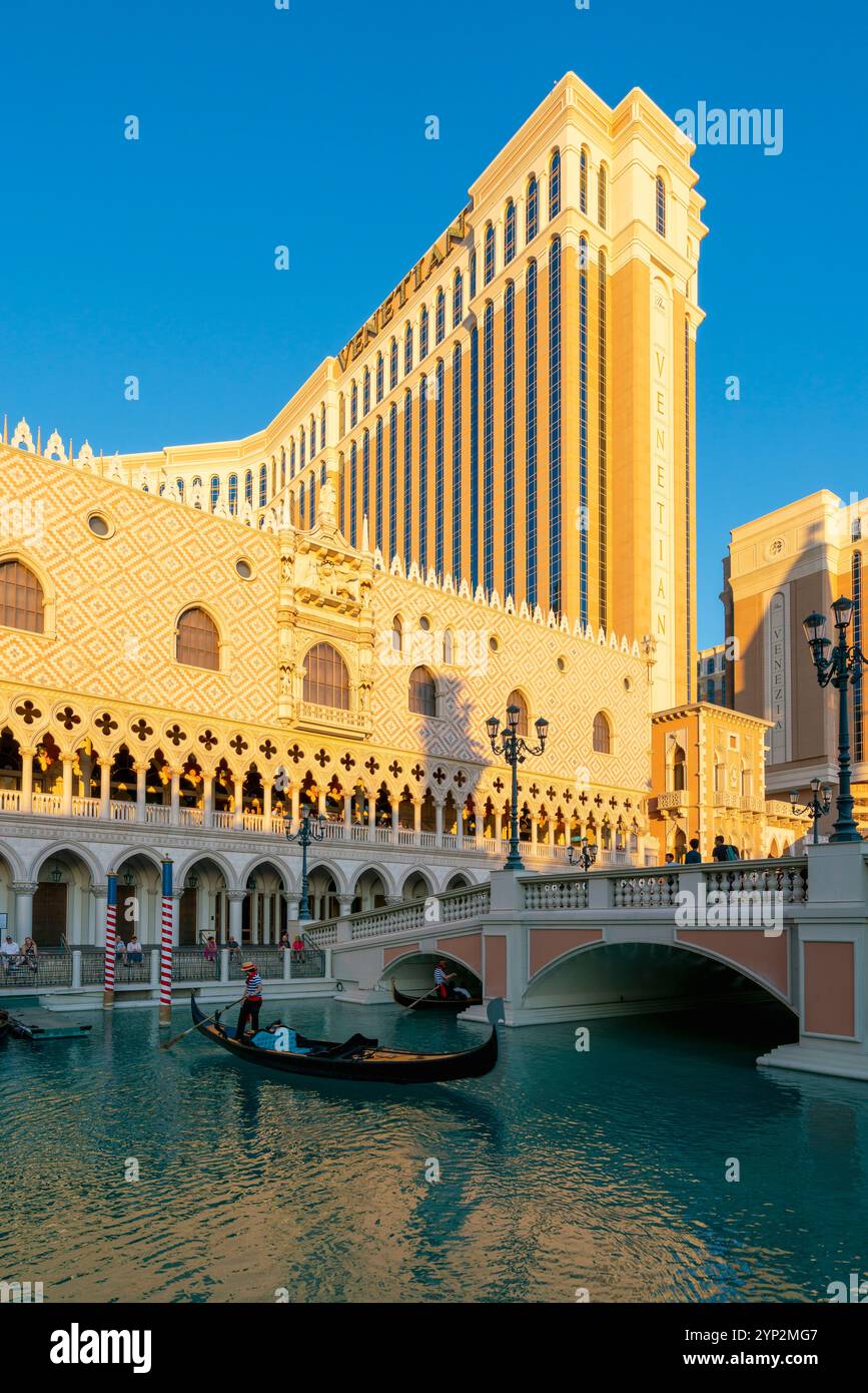 Gondelfahrten im Kanal das Venetian Las Vegas Hotel bei Sonnenuntergang, Las Vegas Strip, Paradise, Las Vegas Boulevard, Las Vegas, Nevada Stockfoto