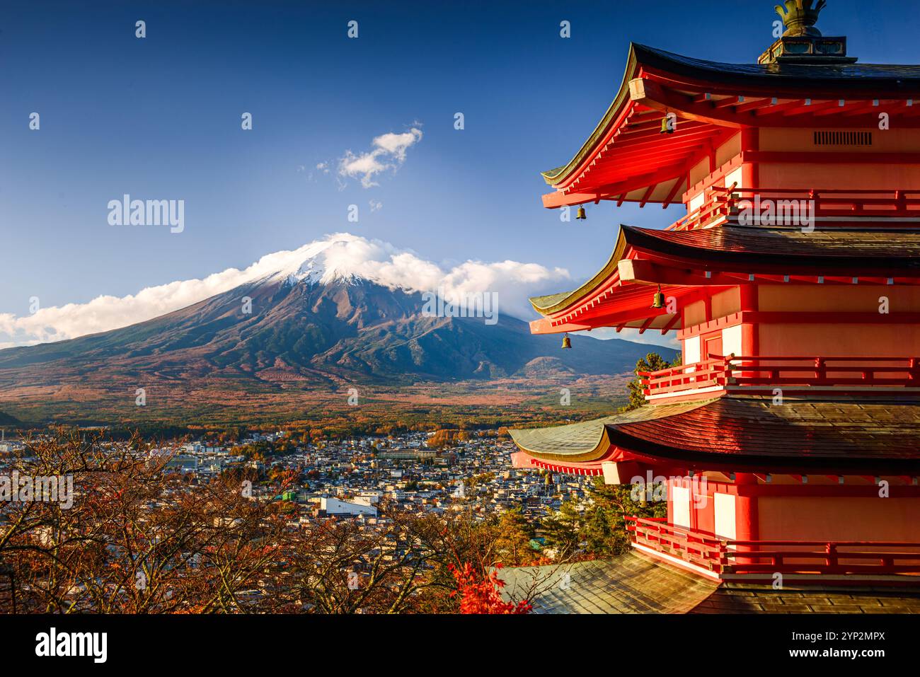 Lebendiger Sonnenaufgang in der fünfstöckigen Pagode Chureito Pagode mit Blick auf Fujiyoshida City und den Vulkan Fuji, Fujiyoshida, Honshu, Japan und Asien Stockfoto