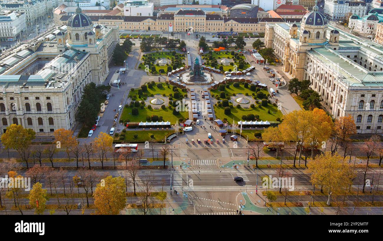 Ein atemberaubender Blick aus der Vogelperspektive auf Wiens Maria-Theresien-Platz mit seiner berühmten Architektur, üppigen Gärten und lebendigen kulturellen Atmosphäre im Gehör Stockfoto