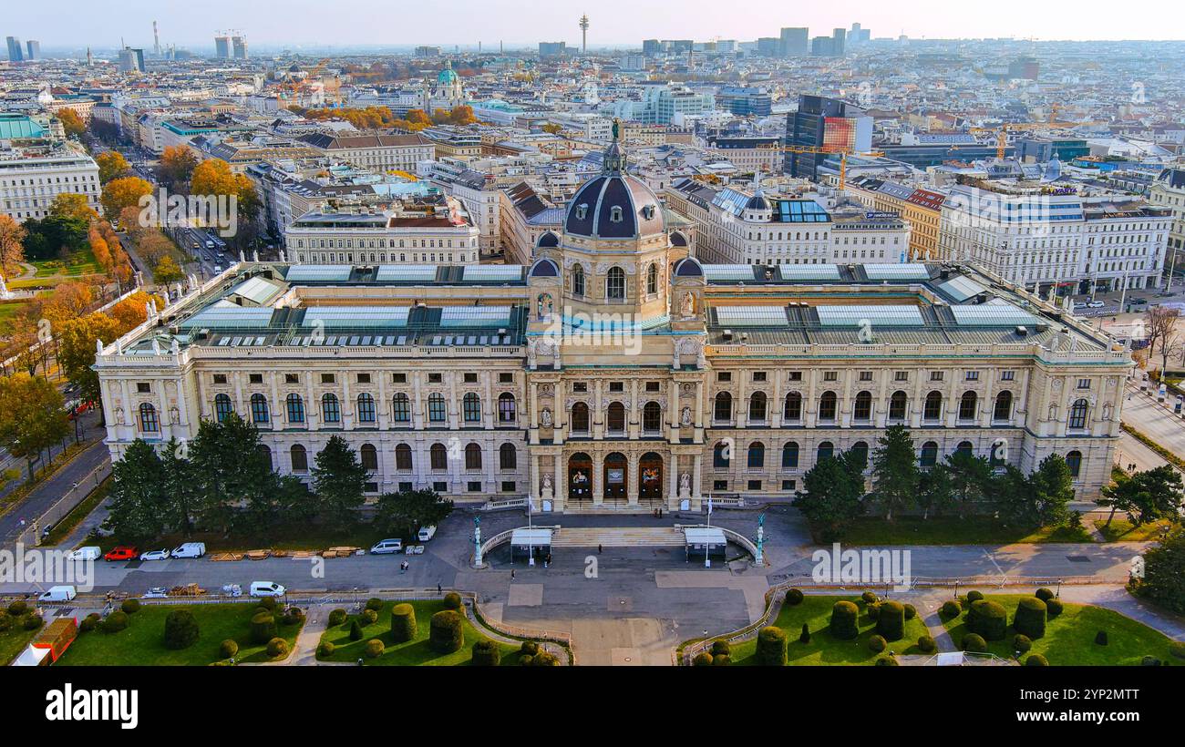 Ein atemberaubender Blick aus der Luft auf das Kunsthistorische Museum von Wien, das seine großartige Architektur und pulsierende Stadtlandschaft zeigt, perfekt für Kultur und seine Stockfoto