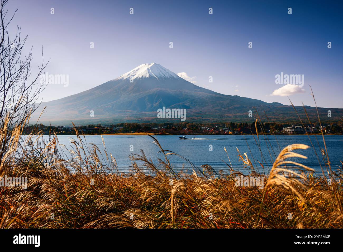 Der Fuji-Berg, UNESCO-Weltkulturerbe, im Herbst und der Kawaguchiko-See, Honshu, Japan, Asien Stockfoto
