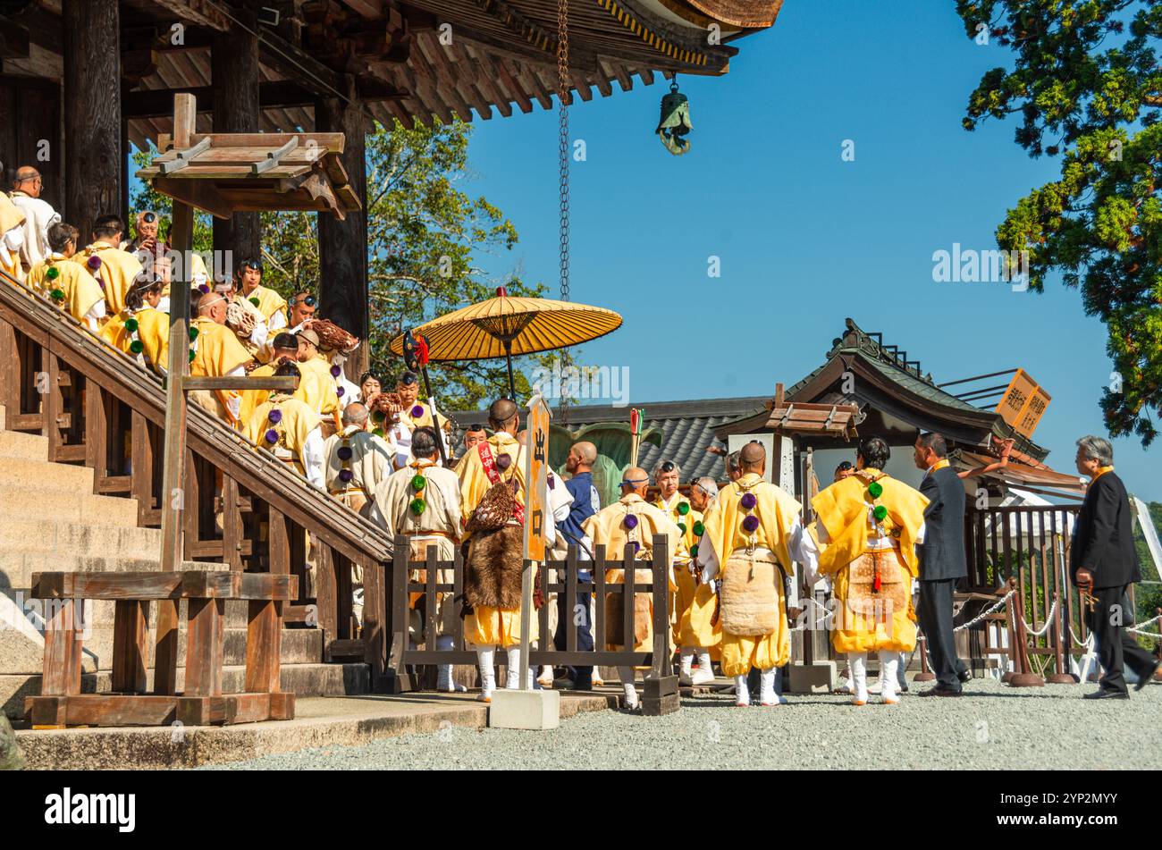 Buddhistische Mönche in gelben Gewändern im Tempel, Yoshino-Herbstfeste, Festival zum Gebet für eine gute Ernte im Tenmangu des Kinpusen-JI-Tempels, Stockfoto