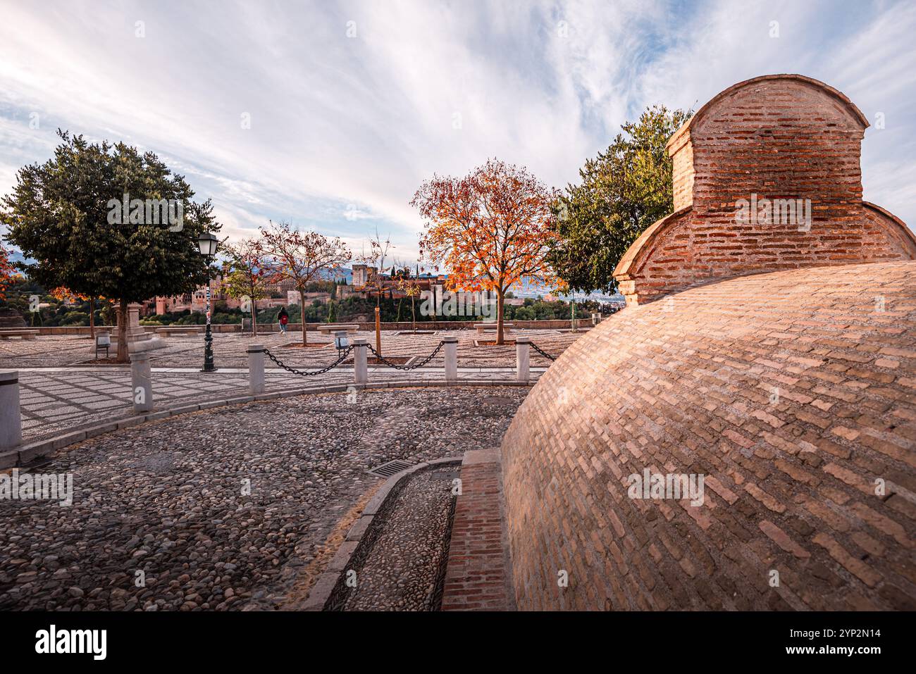 Mirador San Nicolas mit orangefarbenem Herbstlaub vor der Alhambra, Granada, Andalusien, Spanien, Europa Stockfoto