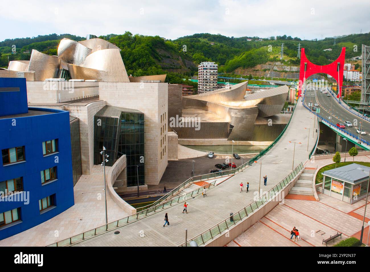 L'Arc Rouge (der Rote Bogen) des französischen Künstlers Daniel Buren auf der Brücke La Salve (Brücke des Prinzen und Prinzessin von Spanien) mit dem Guggenheim Museum d Stockfoto