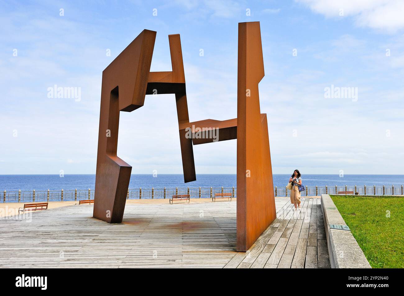 Leere Konstruktion, Edelstahlskulptur des baskischen spanischen Bildhauers Jorge Oteiza, 1908-2003, Paseo Nuevo, San Sebastian, Bucht von Biskaya Stockfoto