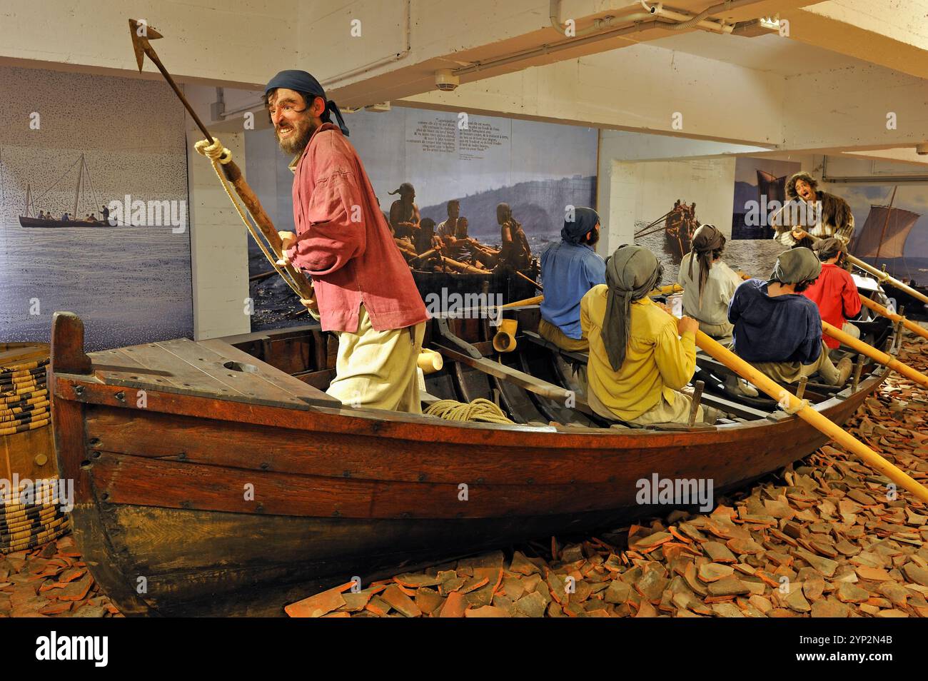 Replik der Waljagdszene, Albaola die Meeresfabrik der Basken, Pasaia San Pedro, San Sebastian, Bucht von Biskaya, Provinz Gipuzkoa Stockfoto