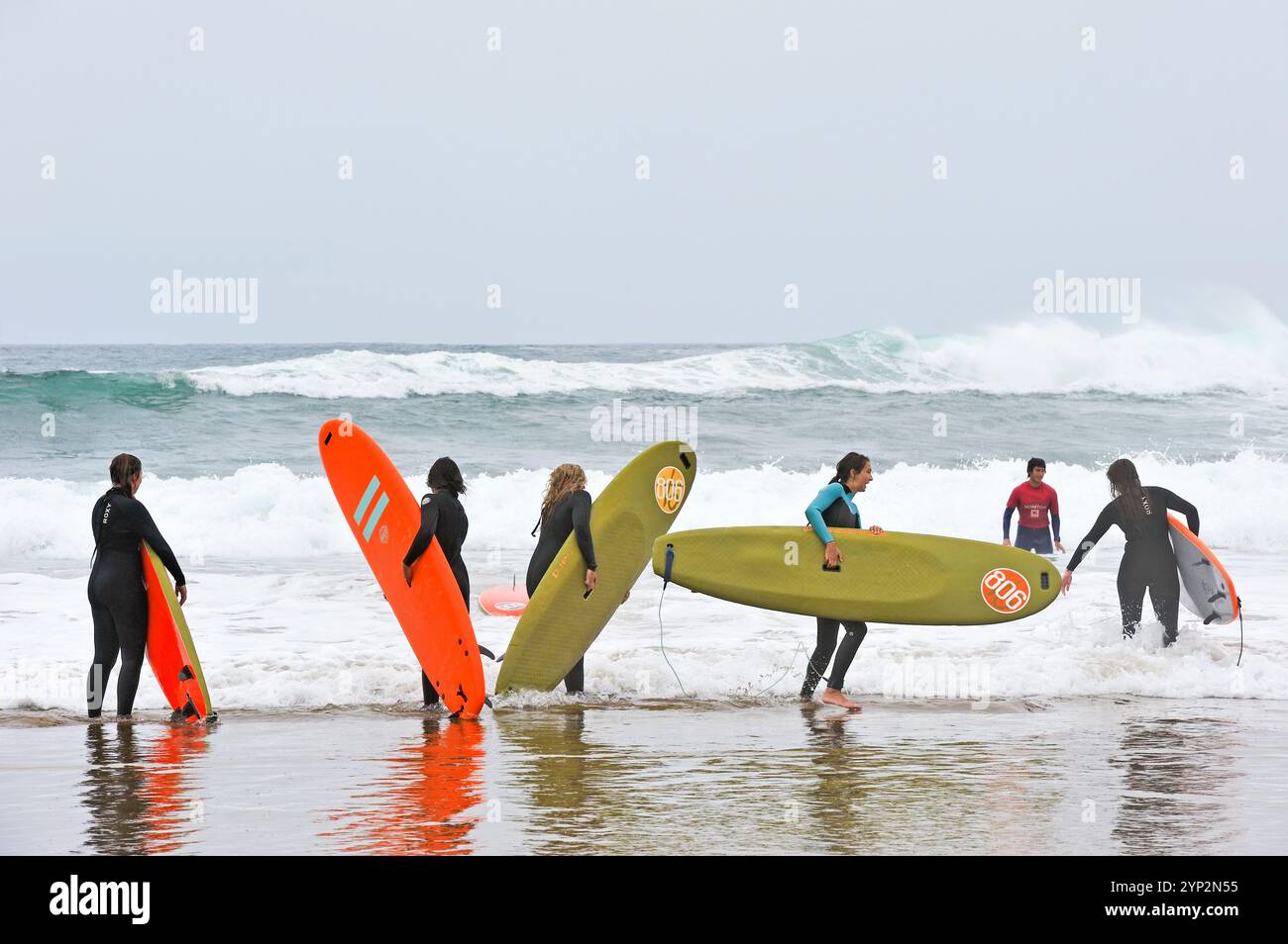 Surfkurs am Strand Zurriola, Bezirk Gros, San Sebastian, Bucht von Biskaya, Provinz Gipuzkoa, Baskenland, Spanien, Europa Stockfoto