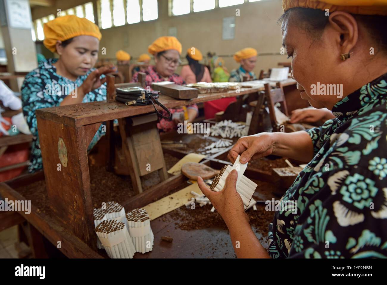 Frauen in der Tapel Koeda Kretek-Fabrik (Clove Cigarette) in Juwana, Insel Java, Indonesien, Südostasien, Asien Stockfoto