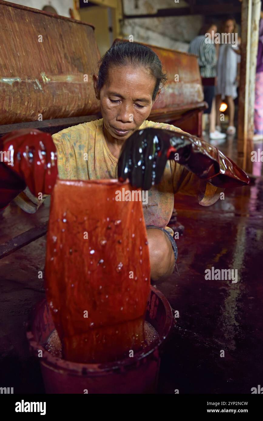 Färberei, Kidang Mas Batik House, Lasem, Java Island, Indonesien, Südostasien, Asien Stockfoto