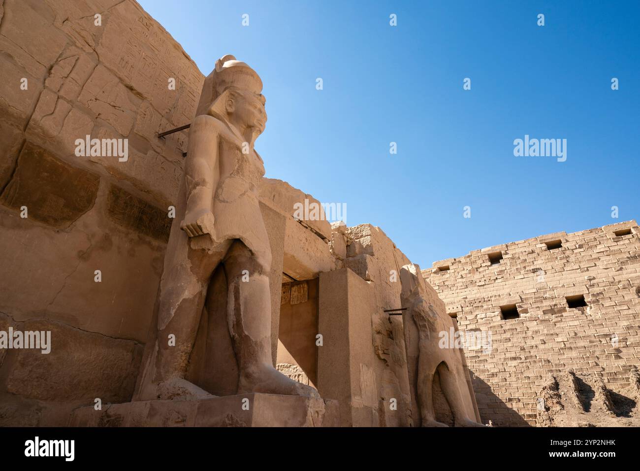 Eingang zum Ramses III Tempel, Tempelkomplex von Karnak, UNESCO-Weltkulturerbe, Theben, Ägypten, Nordafrika, Afrika Stockfoto