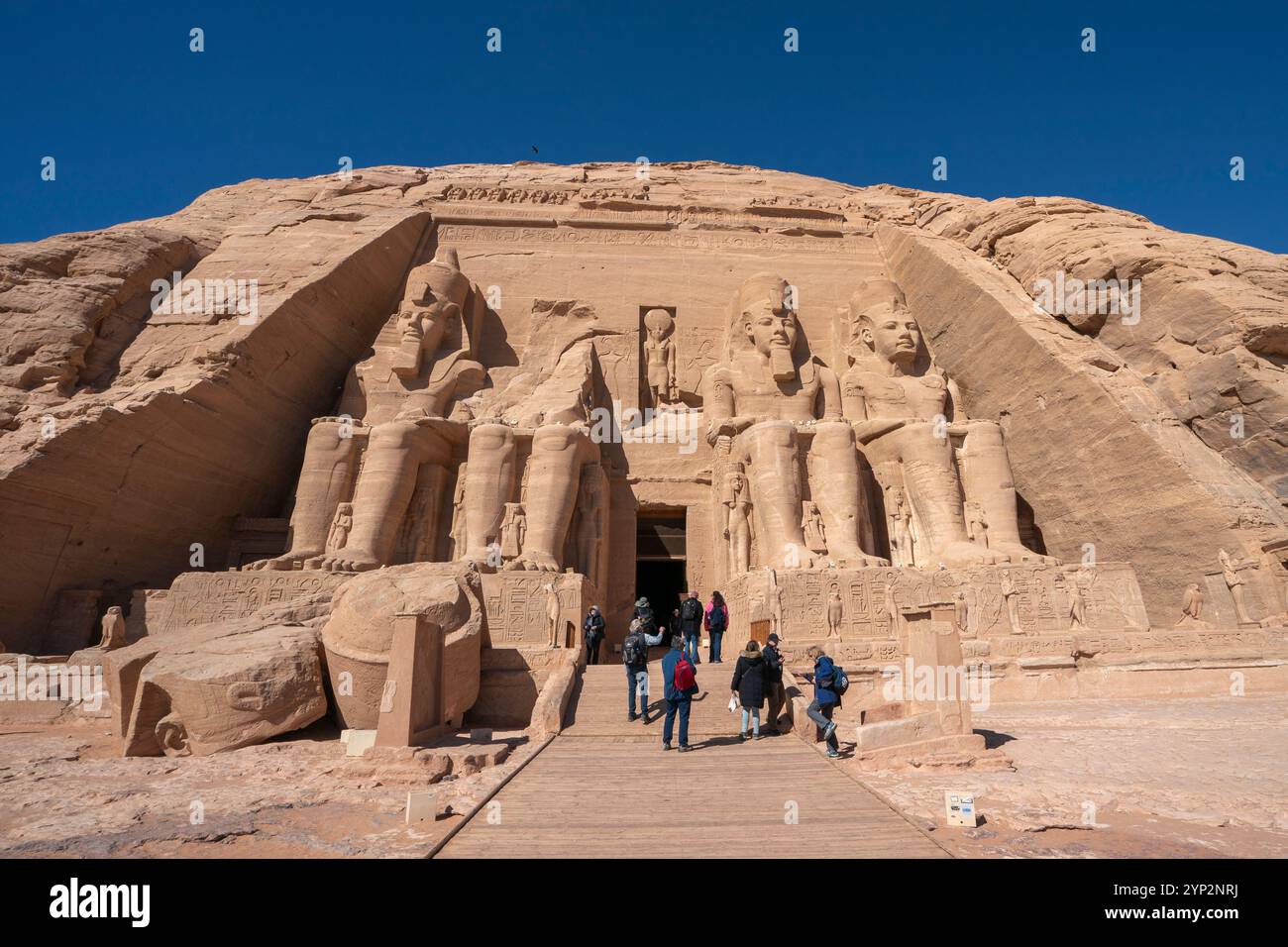 Kolossale Statuen von König Ramses II., Abu Simbel, UNESCO-Weltkulturerbe, Ägypten, Nordafrika, Afrika Stockfoto