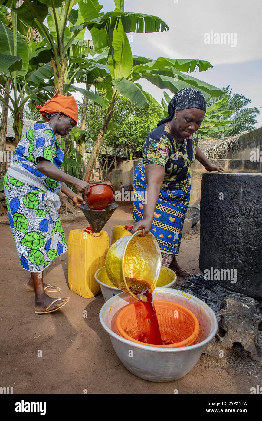 Dorfbewohner, die Palmöl herstellen, in Dokoue, Benin, Westafrika, Afrika Stockfoto